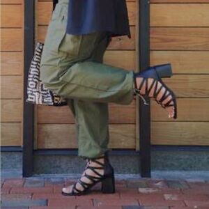 Steve Madden Cherri30 strappy Sandal - black leather - size 7.5